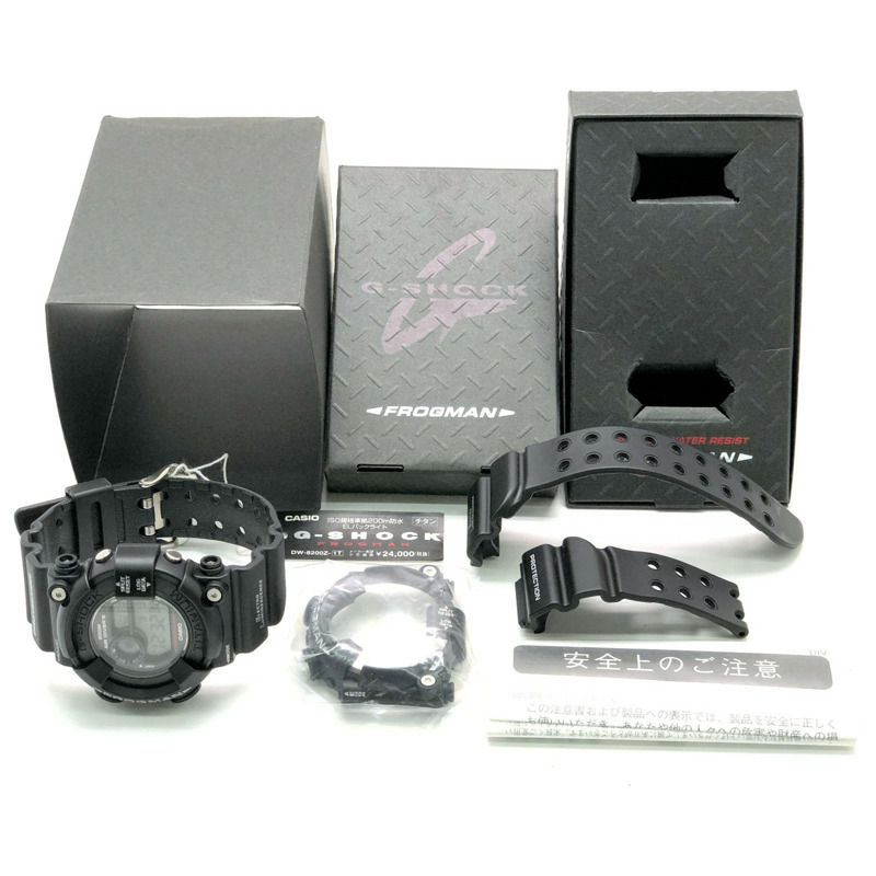 卡西歐 G-SHOCK DW-8200Z-1T FROGMAN 黑色男士腕錶，鈦金屬錶殼，飾有潛水蛙 EL MIB 設計。 1997 年 10 月發布。可在 Mikunigaoka 商店購買。 IT8FDDFRE7X9-9