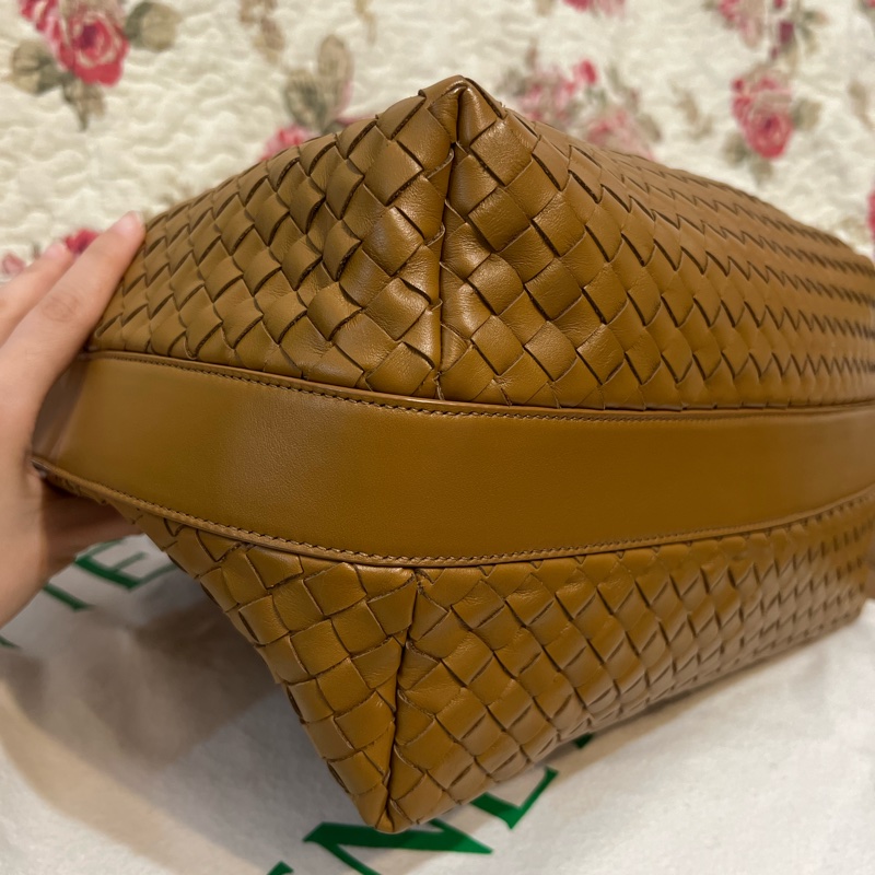 Bottega Veneta Intrecciato Pyramid BV焦糖色經典款肩背包-10