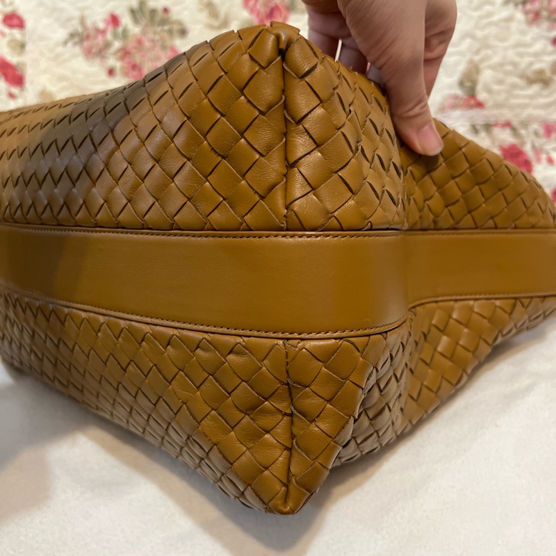 Bottega Veneta Intrecciato Pyramid BV焦糖色經典款肩背包-11
