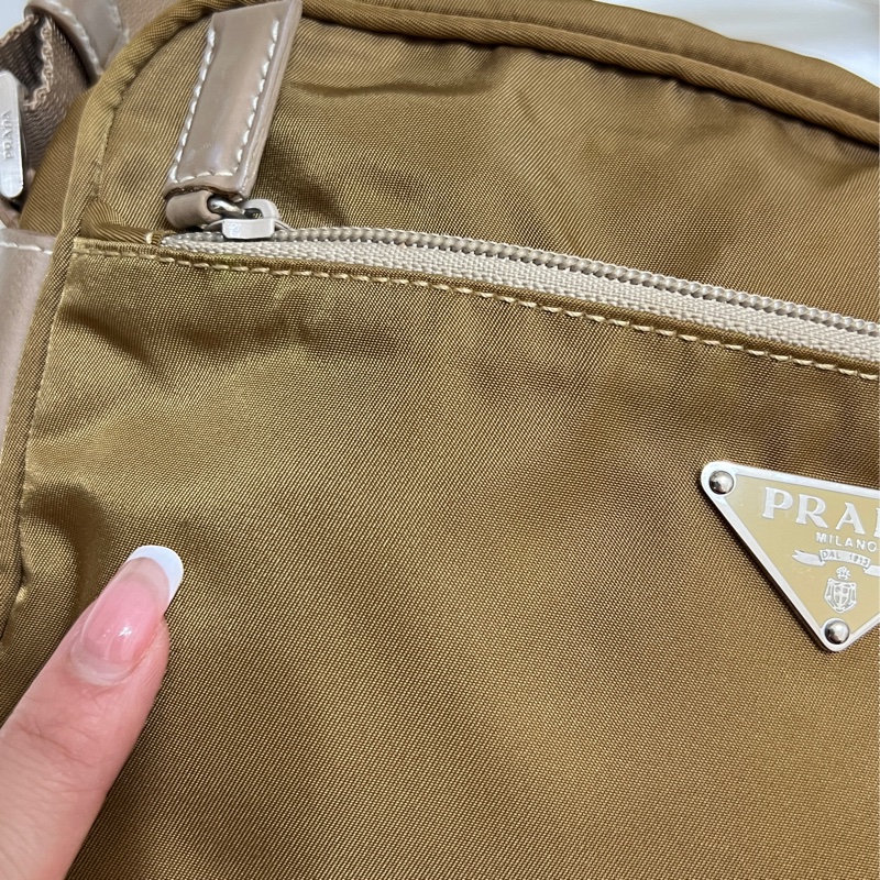 Prada 卡其色相機包 男女共用-1