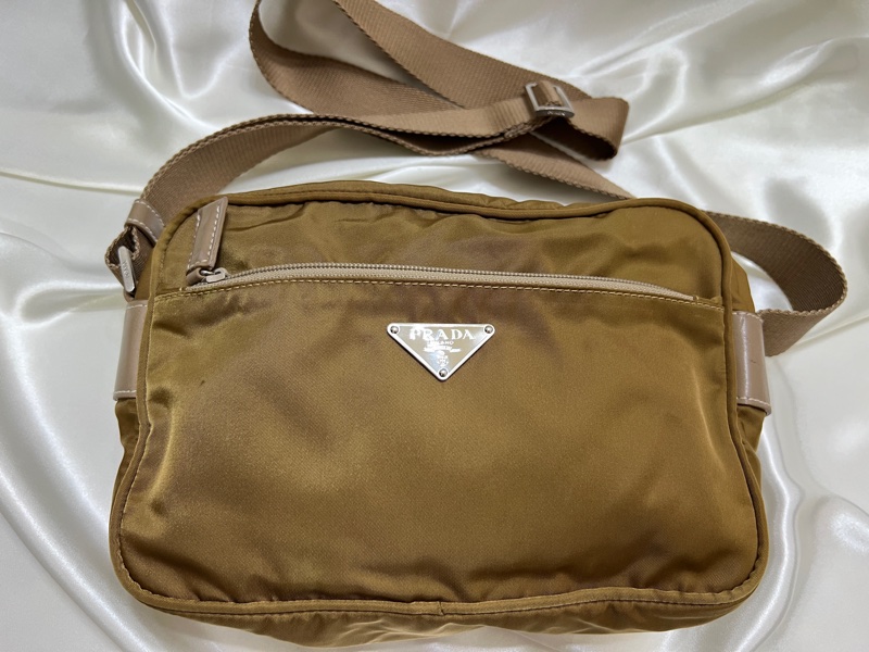 Prada 卡其色相機包 男女共用-3