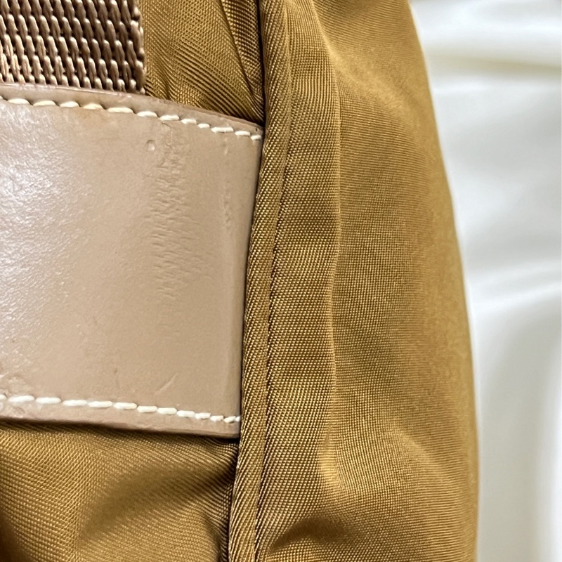 Prada 卡其色相機包 男女共用-6