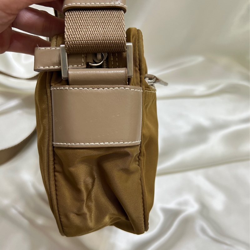 Prada 卡其色相機包 男女共用-7