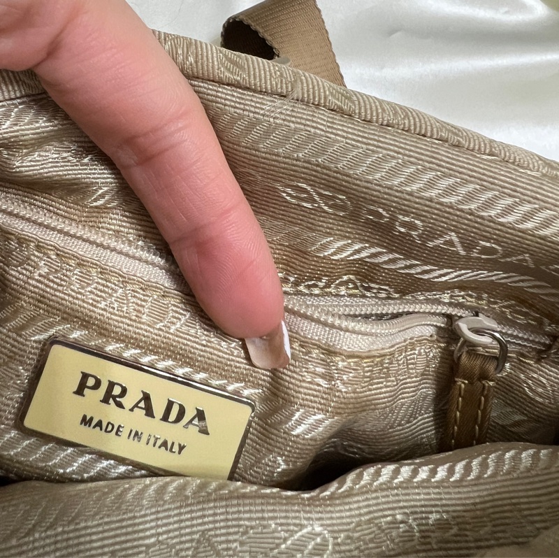 Prada 卡其色相機包 男女共用-10