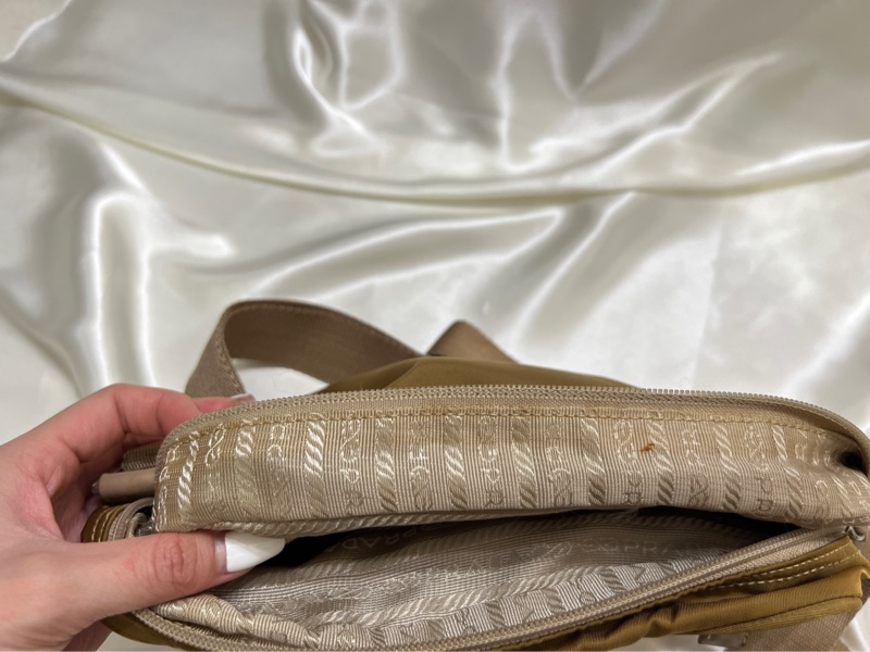 Prada 卡其色相機包 男女共用-12