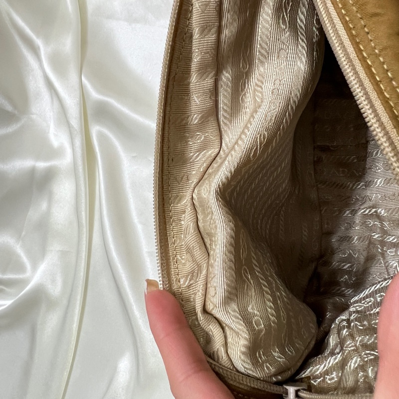 Prada 卡其色相機包 男女共用-13