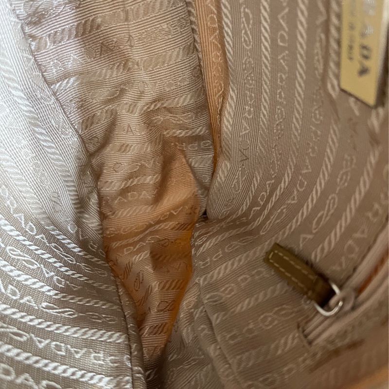 Prada 卡其色相機包 男女共用-15