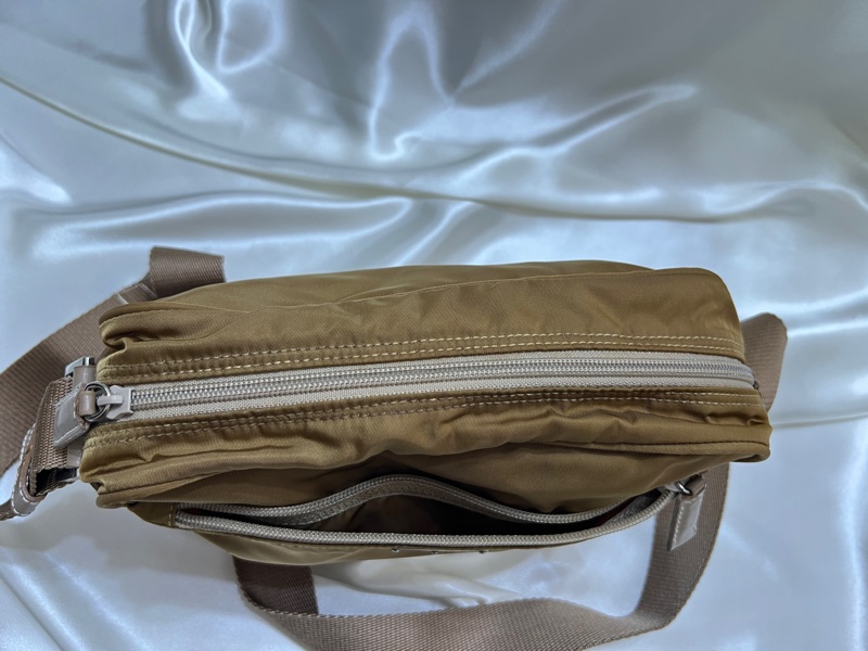 Prada 卡其色相機包 男女共用-17