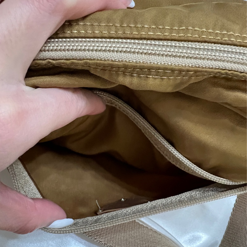 Prada 卡其色相機包 男女共用-18