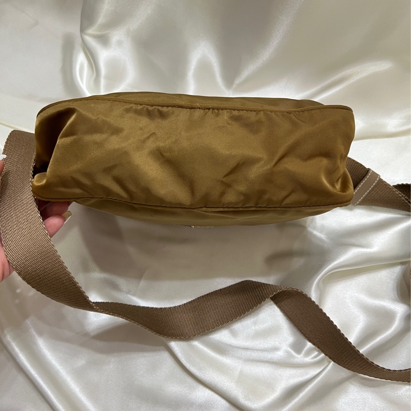 Prada 卡其色相機包 男女共用-21