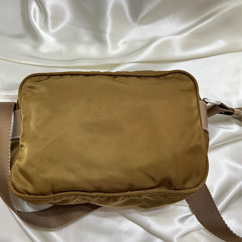 Prada 卡其色相機包 男女共用-22