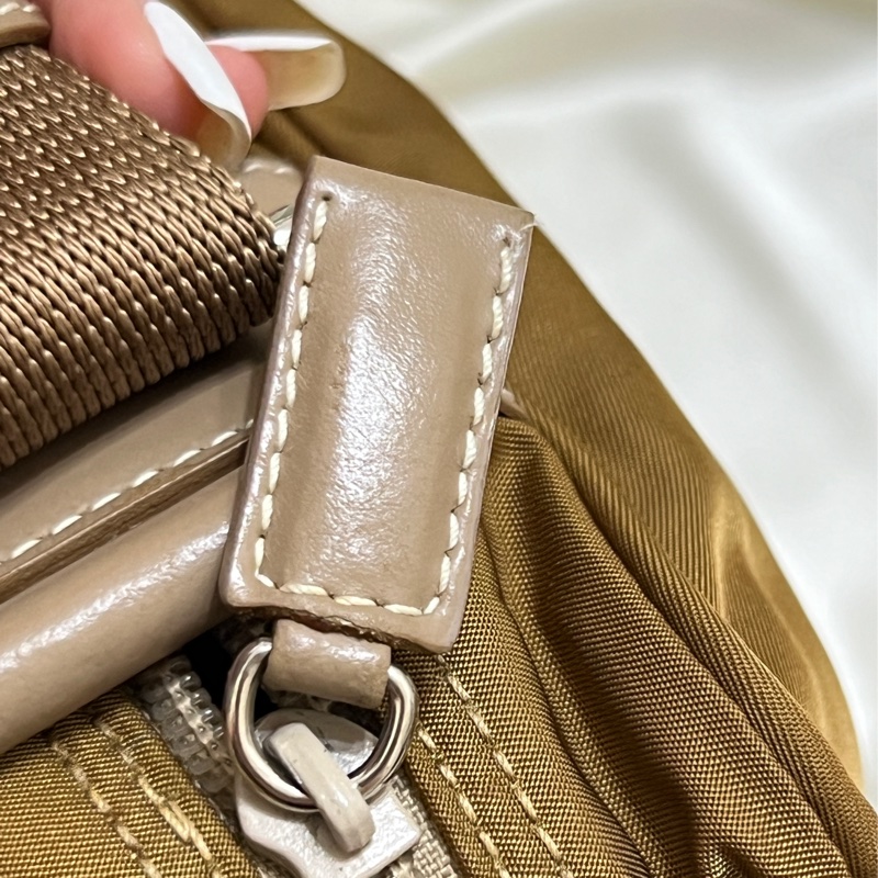 Prada 卡其色相機包 男女共用-23