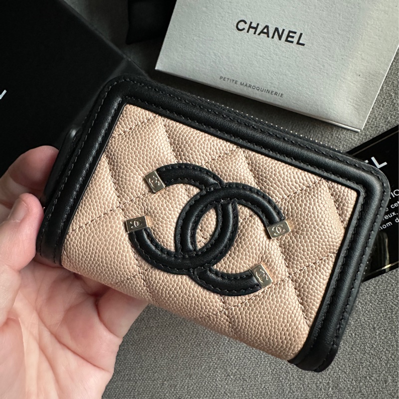 Chanel香奈兒全新絕美奶茶色限量Filigree Vanity 拚色款拉鍊錢包 零錢包-0