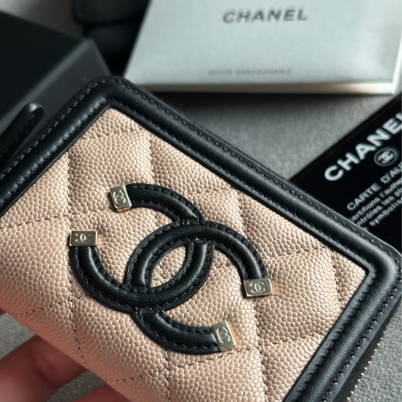 Chanel香奈兒全新絕美奶茶色限量Filigree Vanity 拚色款拉鍊錢包 零錢包-1