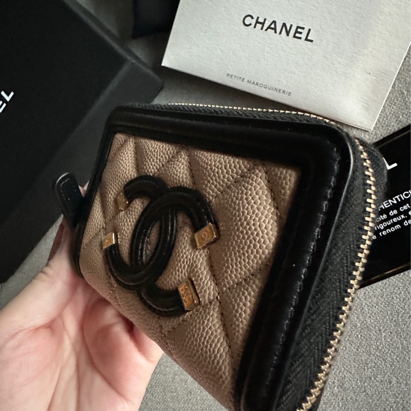 Chanel香奈兒全新絕美奶茶色限量Filigree Vanity 拚色款拉鍊錢包 零錢包-6