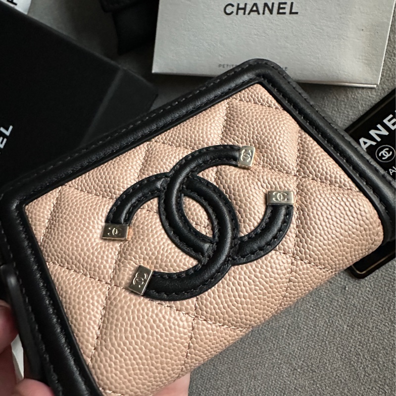 Chanel香奈兒全新絕美奶茶色限量Filigree Vanity 拚色款拉鍊錢包 零錢包-13