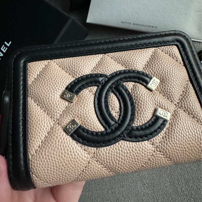 Chanel香奈兒全新絕美奶茶色限量Filigree Vanity 拚色款拉鍊錢包 零錢包-14