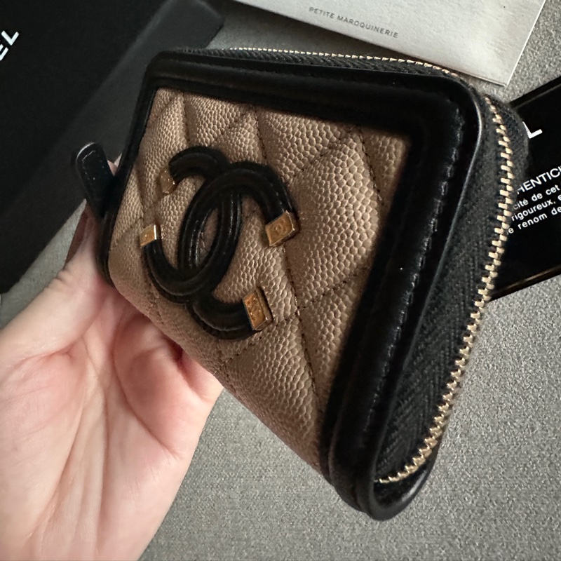 Chanel香奈兒全新絕美奶茶色限量Filigree Vanity 拚色款拉鍊錢包 零錢包-23