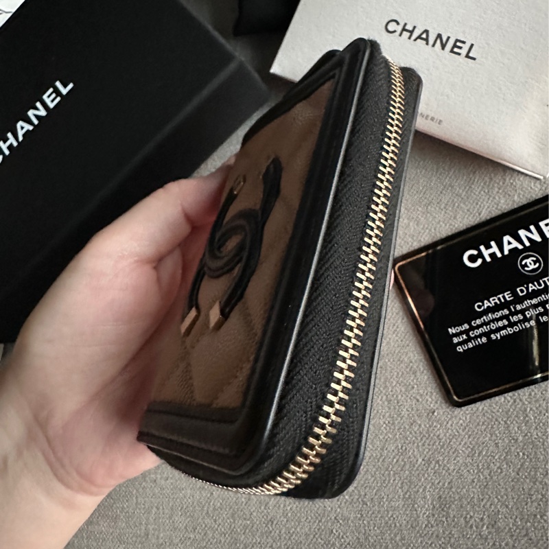 Chanel香奈兒全新絕美奶茶色限量Filigree Vanity 拚色款拉鍊錢包 零錢包-24