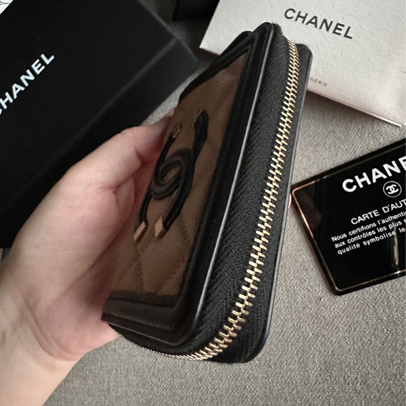 Chanel香奈兒全新絕美奶茶色限量Filigree Vanity 拚色款拉鍊錢包 零錢包-30