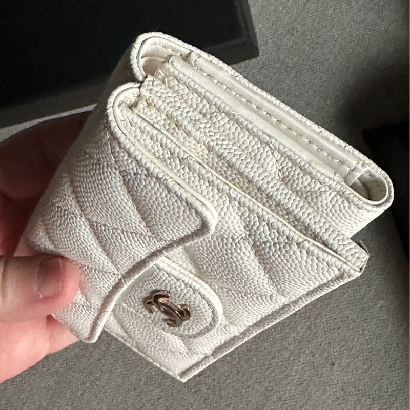 Chanel香奈兒全新經典絕美白色三折迷你短夾 錢包-1