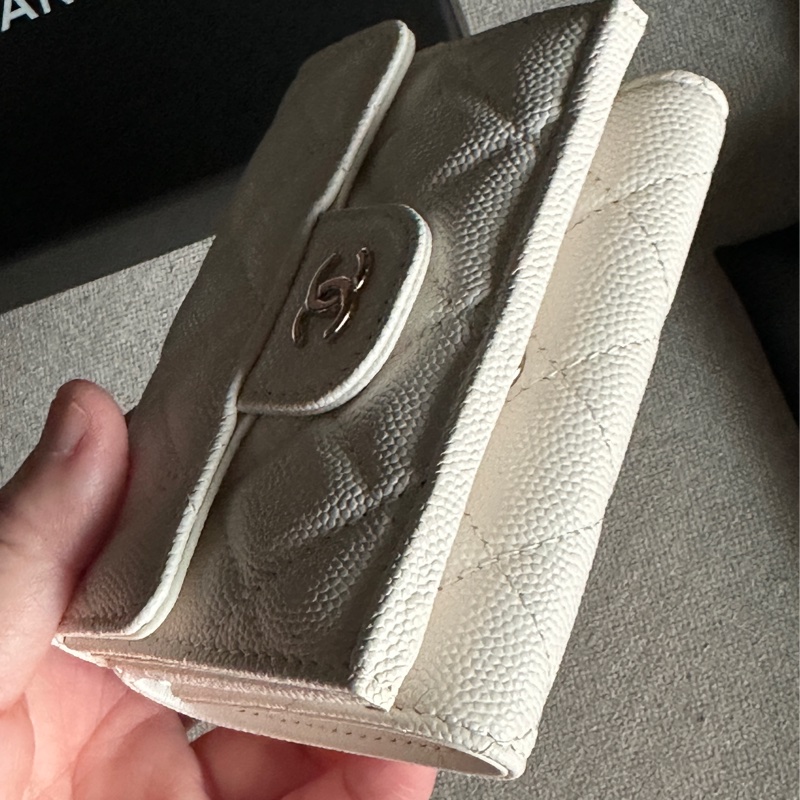 Chanel香奈兒全新經典絕美白色三折迷你短夾 錢包-2