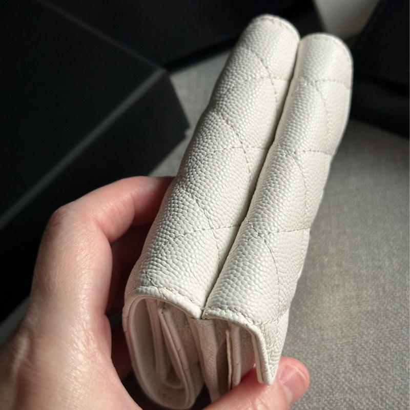 Chanel香奈兒全新經典絕美白色三折迷你短夾 錢包-3