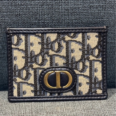 Dior 的30 Montaigne Freesia 卡片套。