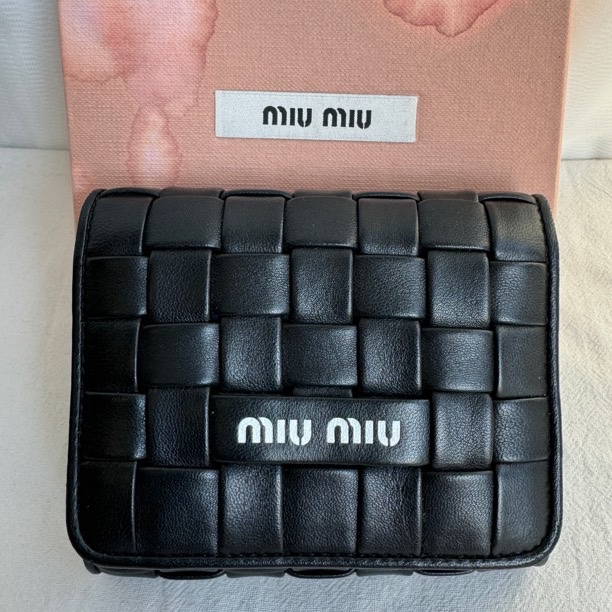 MiuMiu 黑色編織折疊錢夾錢包 尺寸約11.2cm x 9.5cm 附件：盒子。-0