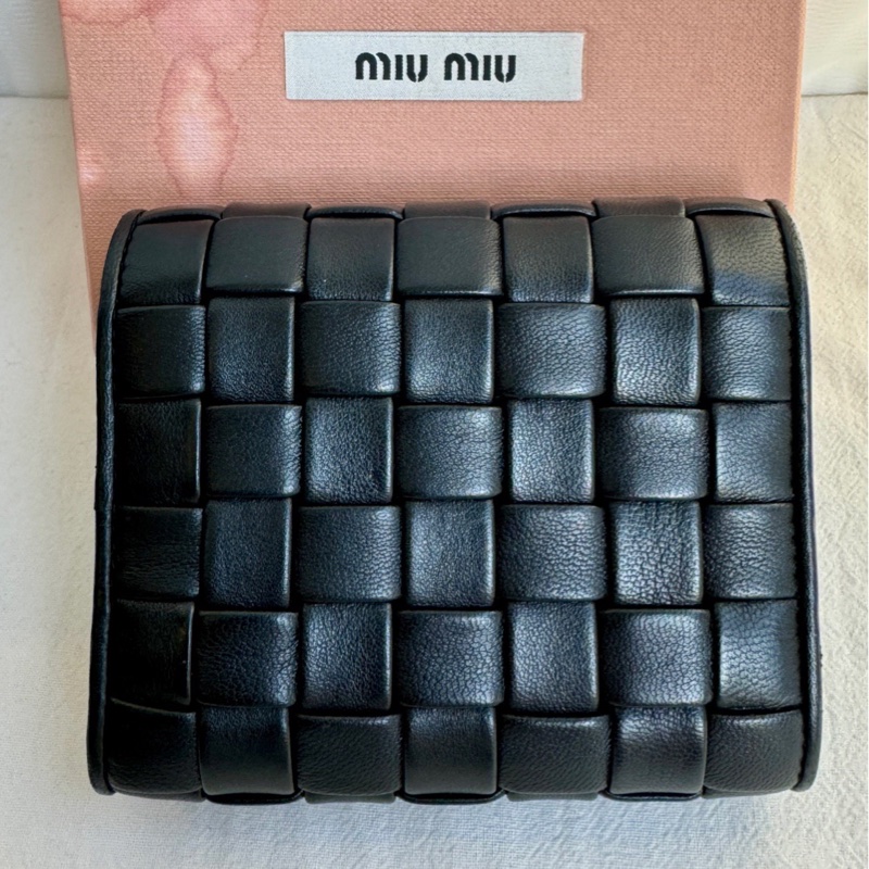 MiuMiu 黑色編織折疊錢夾錢包 尺寸約11.2cm x 9.5cm 附件：盒子。-1