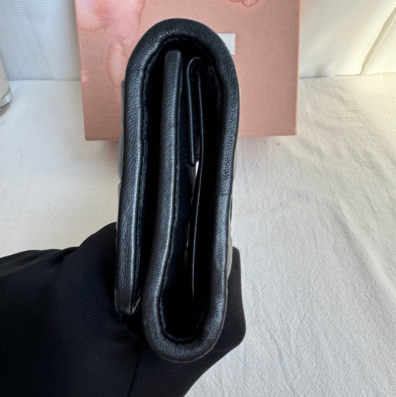 MiuMiu 黑色編織折疊錢夾錢包 尺寸約11.2cm x 9.5cm 附件：盒子。-2