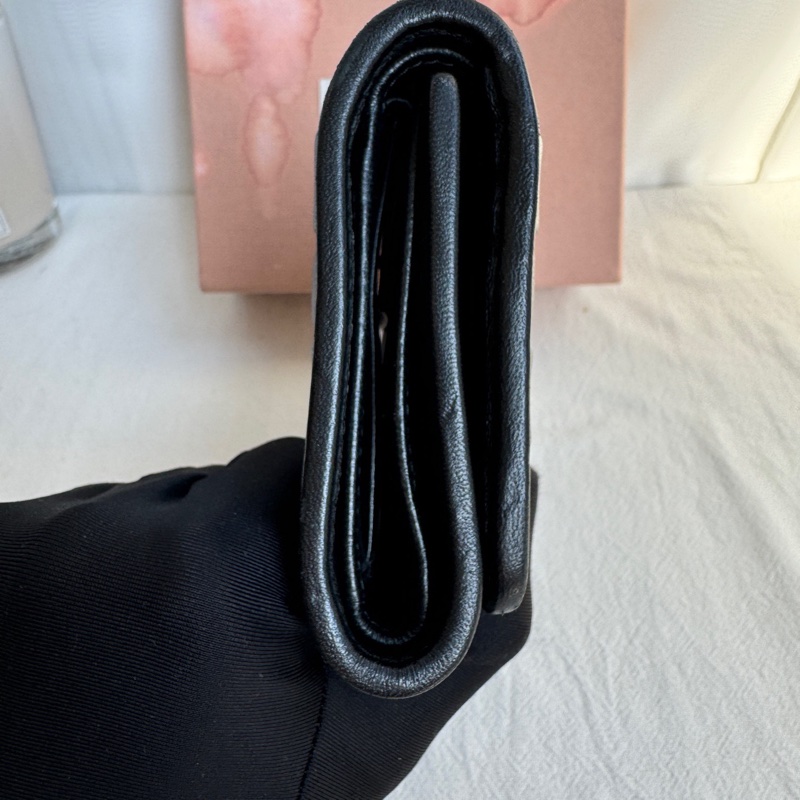 MiuMiu 黑色編織折疊錢夾錢包 尺寸約11.2cm x 9.5cm 附件：盒子。-3