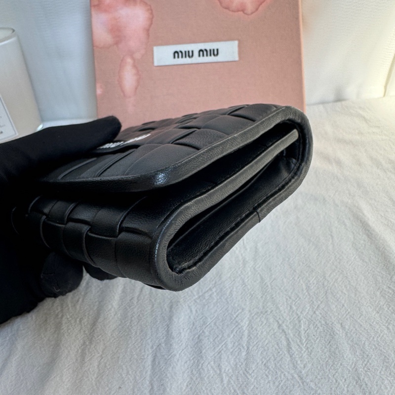 MiuMiu 黑色編織折疊錢夾錢包 尺寸約11.2cm x 9.5cm 附件：盒子。-5
