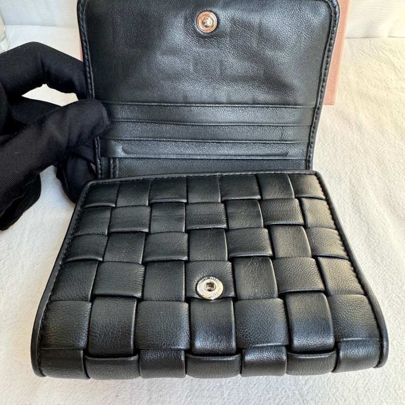 MiuMiu 黑色編織折疊錢夾錢包 尺寸約11.2cm x 9.5cm 附件：盒子。-7