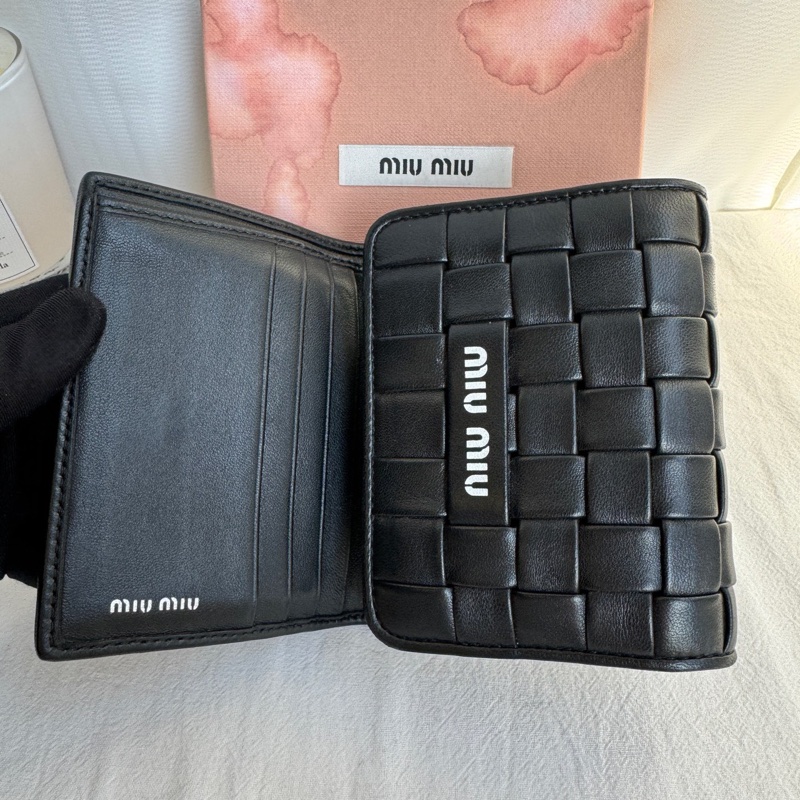 MiuMiu 黑色編織折疊錢夾錢包 尺寸約11.2cm x 9.5cm 附件：盒子。-8