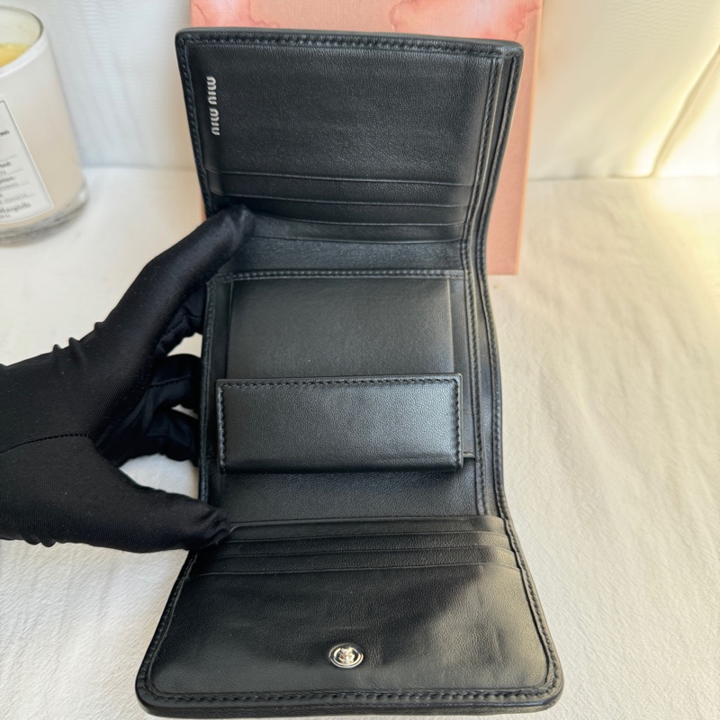 MiuMiu 黑色編織折疊錢夾錢包 尺寸約11.2cm x 9.5cm 附件：盒子。-9