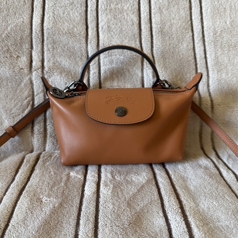 Longchamp Le Pliage Xtra XS 全牛皮斜背包 2025腰果色
