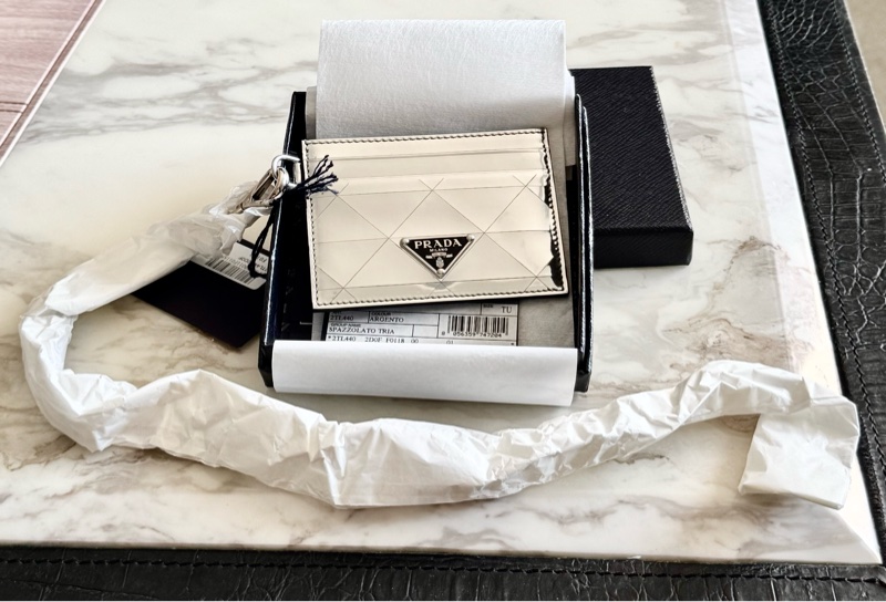 Prada 肩帶式亮銀卡夾-1