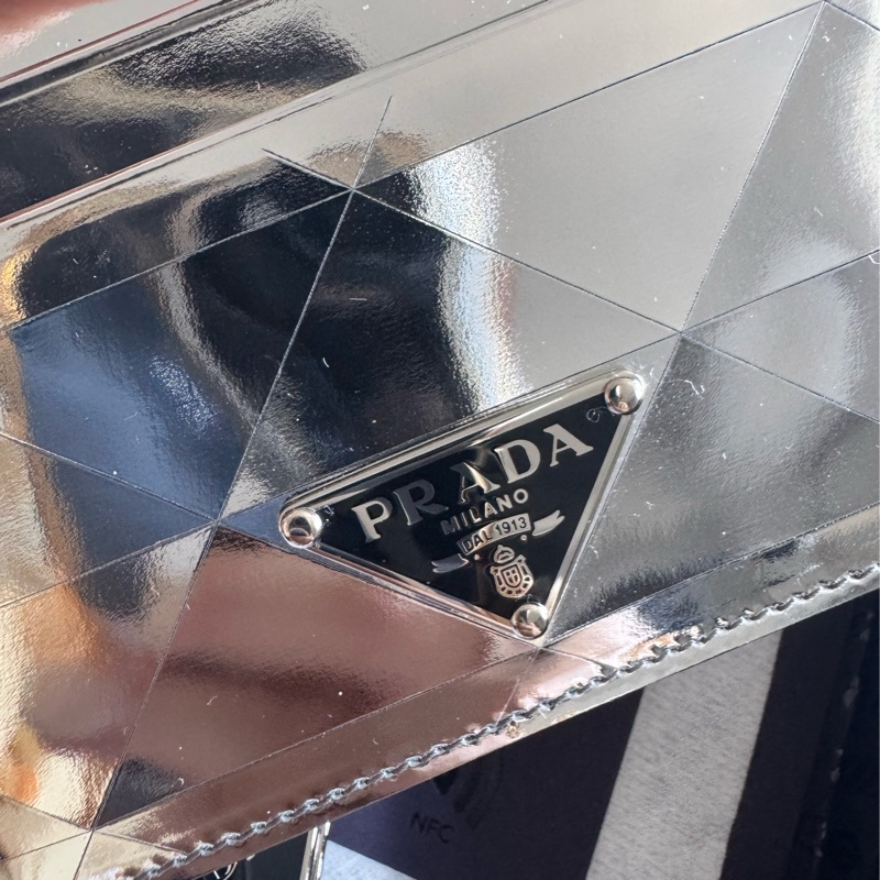 Prada 肩帶式亮銀卡夾-2