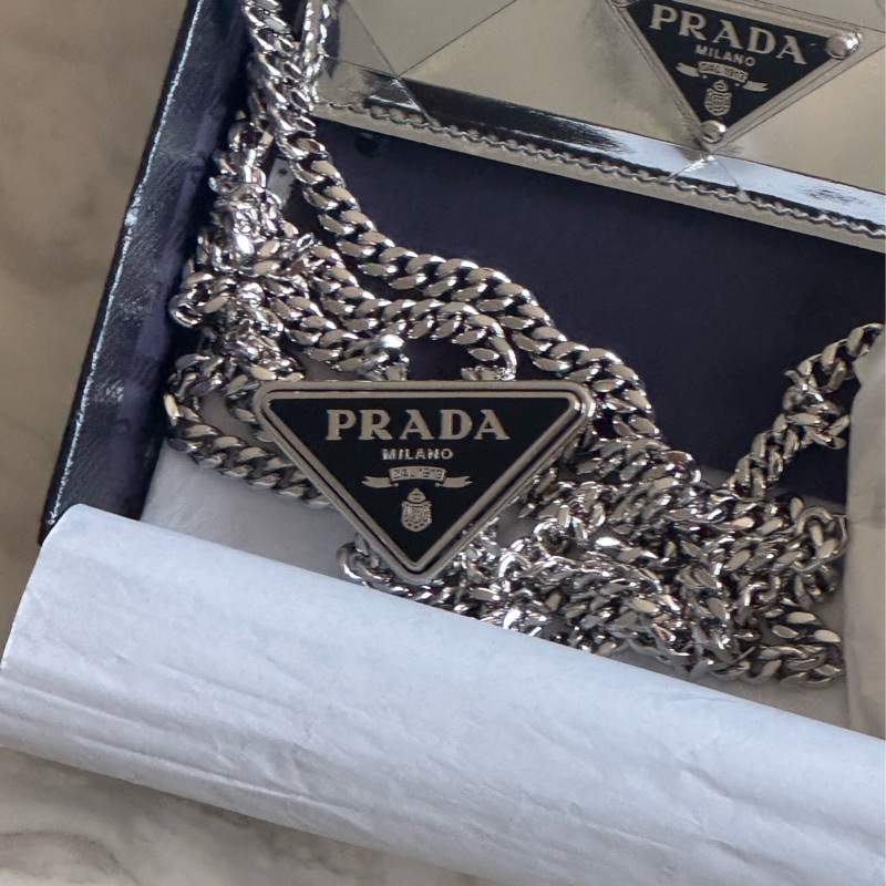Prada 肩帶式亮銀卡夾-3