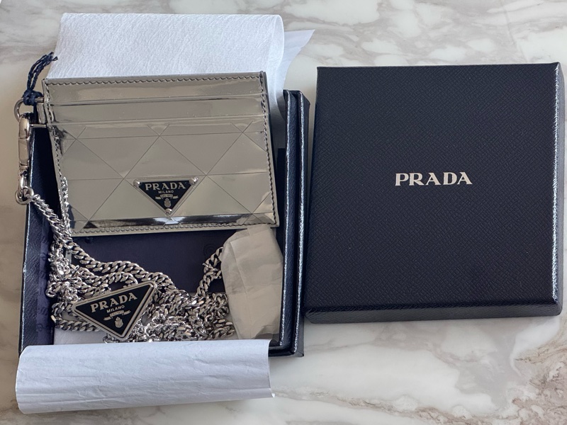 Prada 肩帶式亮銀卡夾-6