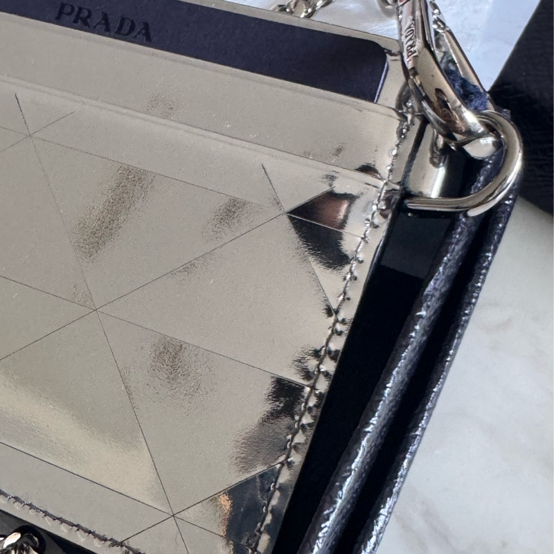 Prada 肩帶式亮銀卡夾-8