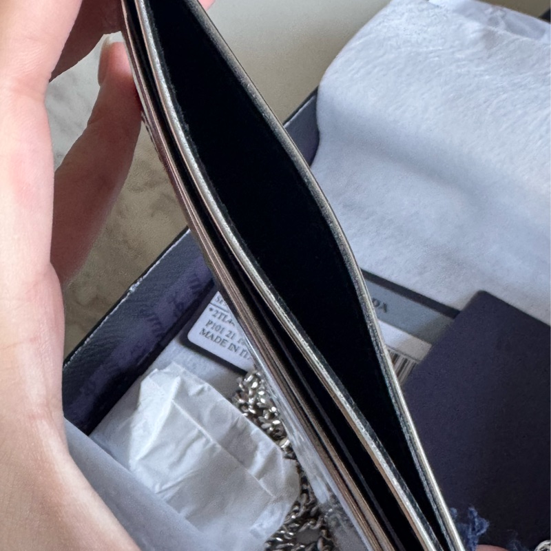 Prada 肩帶式亮銀卡夾-9