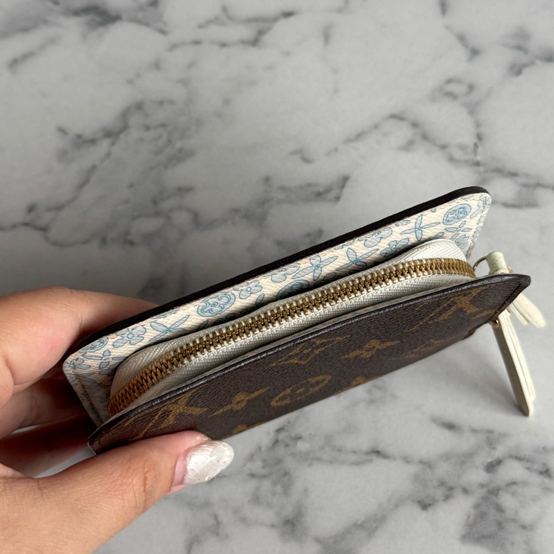 LV花紋內白/藍釦式短夾-2