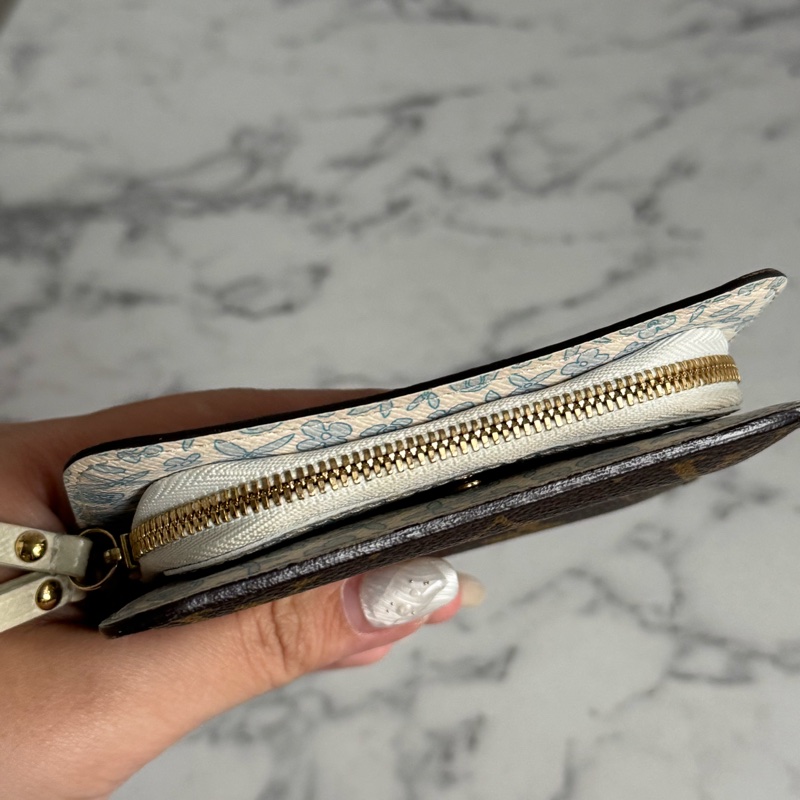 LV花紋內白/藍釦式短夾-5