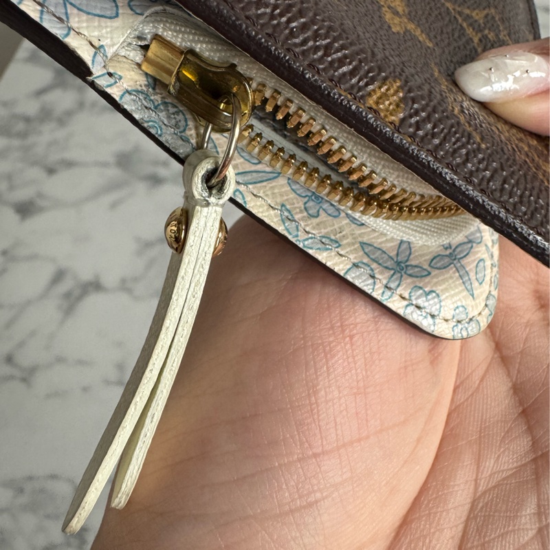 LV花紋內白/藍釦式短夾-23