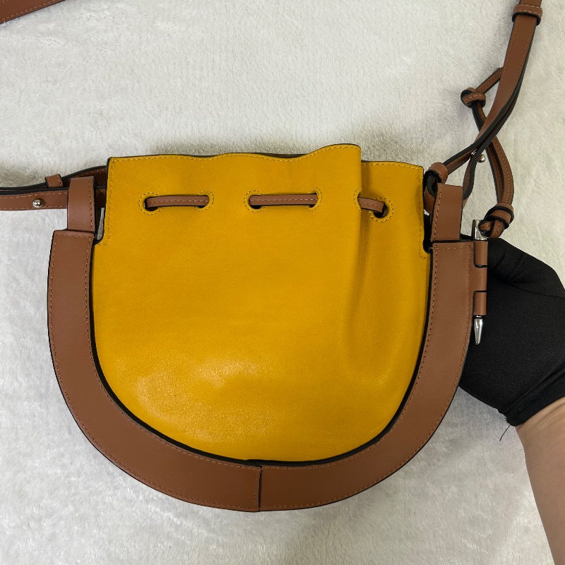 Loewe Horseshoe 小號馬蹄形水桶包單肩背-9