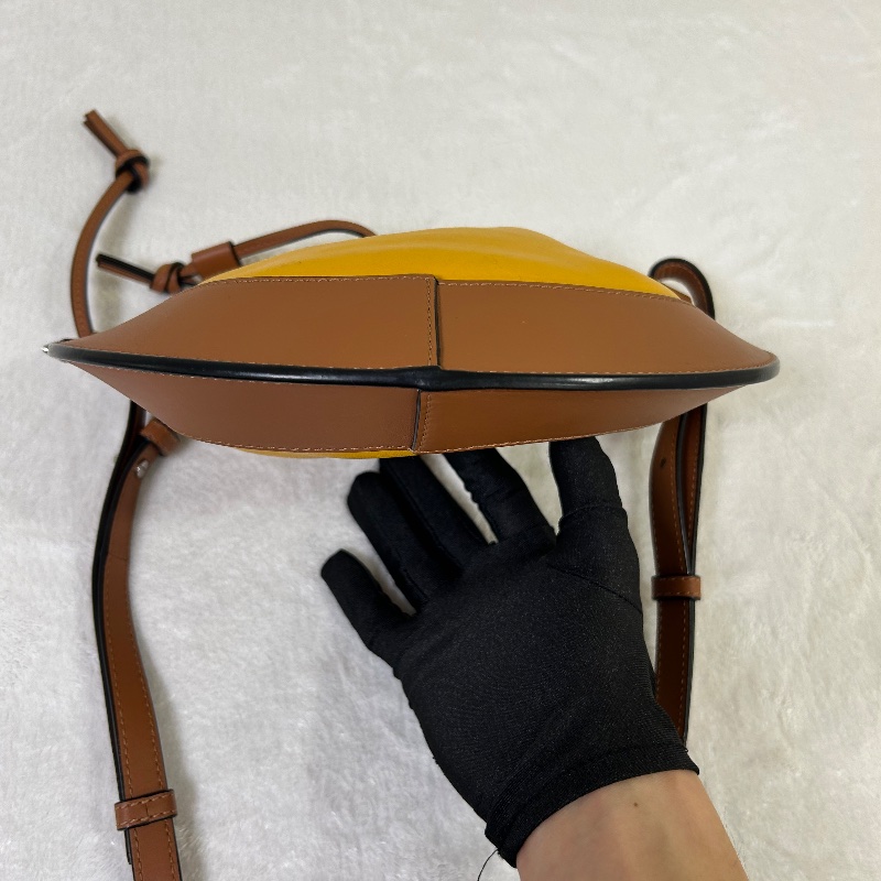 Loewe Horseshoe 小號馬蹄形水桶包單肩背-10