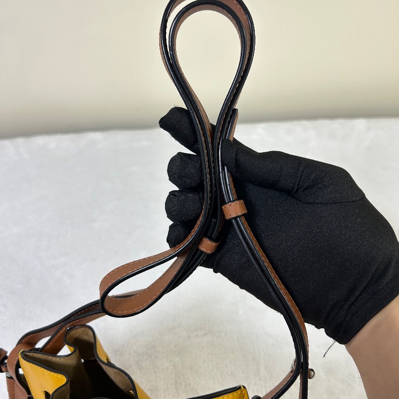 Loewe Horseshoe 小號馬蹄形水桶包單肩背-17
