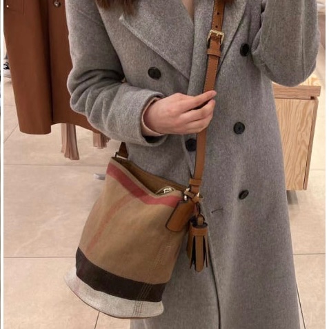 Burberry Ashby 帆布格紋水桶包側背包-4